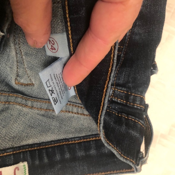 J Brand | 811 Mid-Rise Skinny in Dark Wash size 26 - Picture 5 of 6